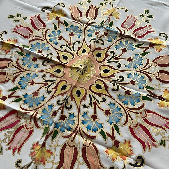 NWOT Total of 13-piece Tablecloth and Napkin Set - Picture 9 of 16